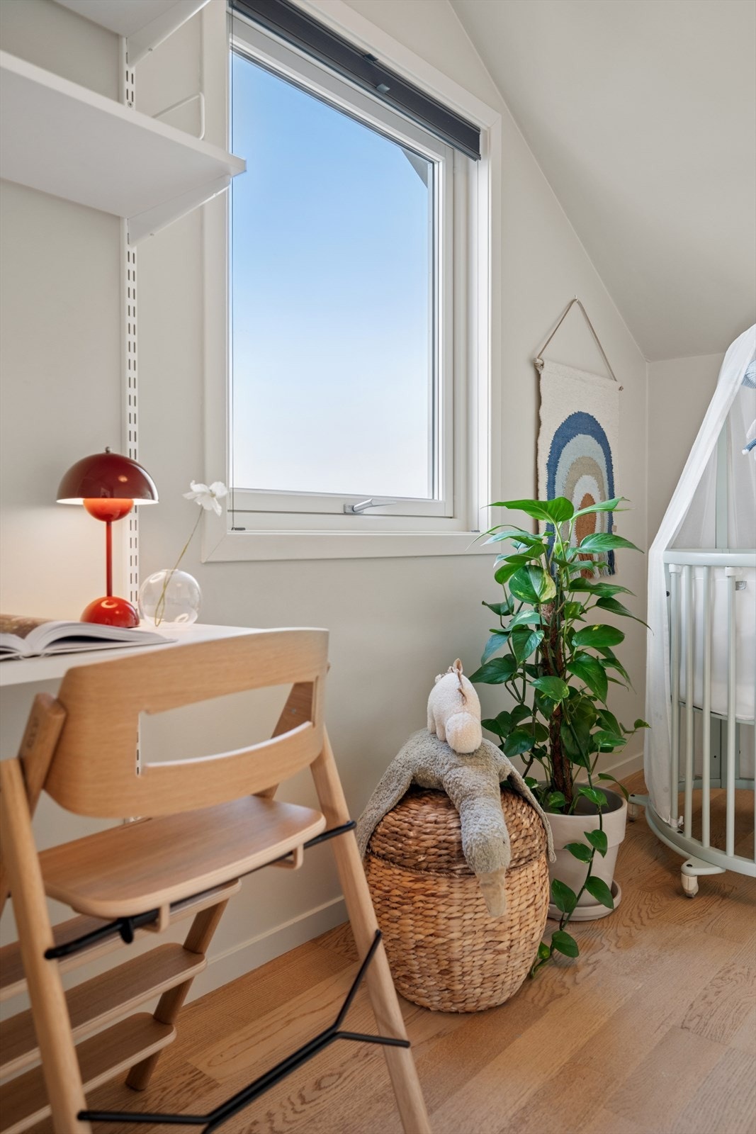 Rommet har plass til seng og skrivepult, og godt med lysinnslipp. Galleribilde