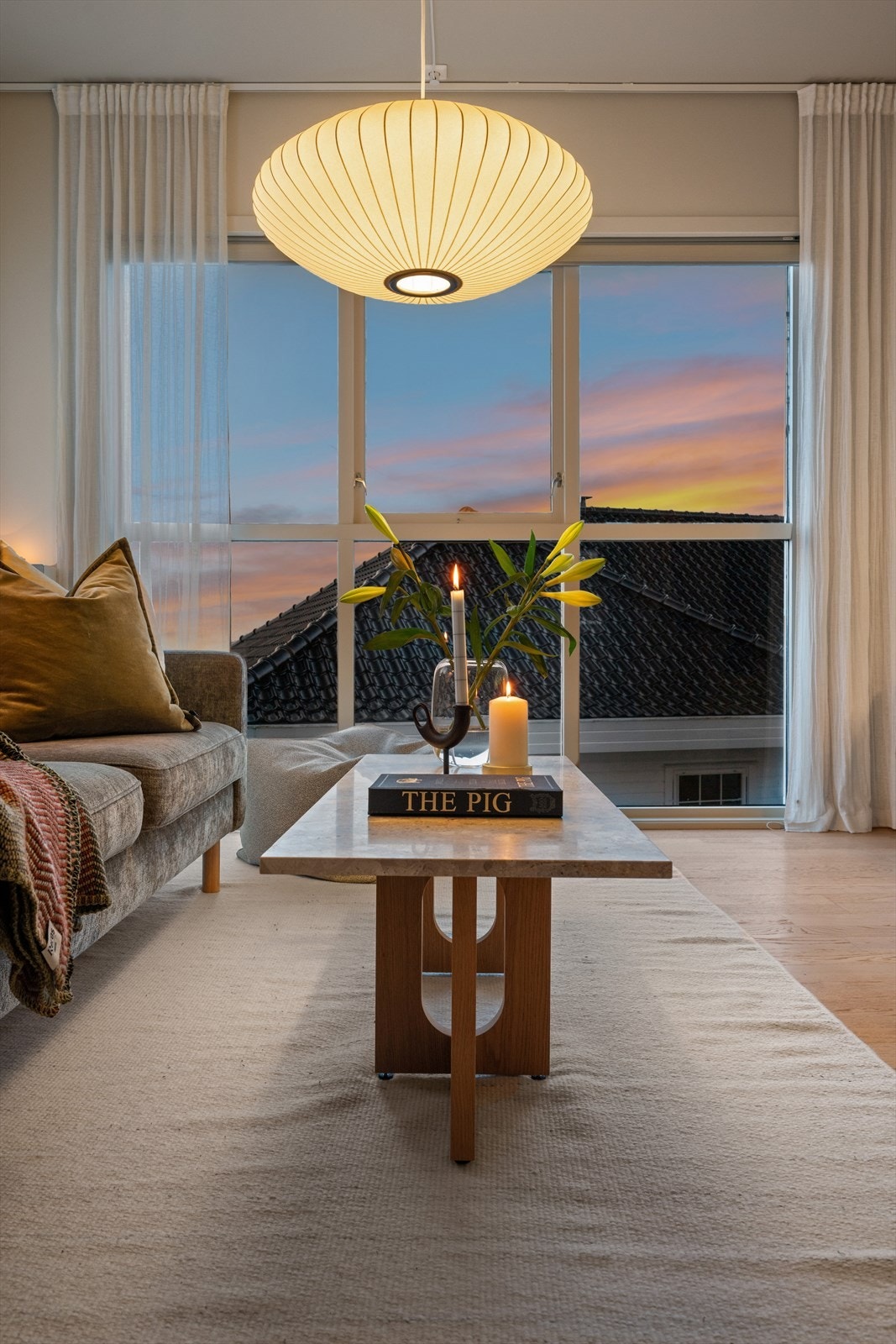 Store vindusflater og takvinduer gir rikelig med naturlig lys til oppholdsrommet. Galleribilde