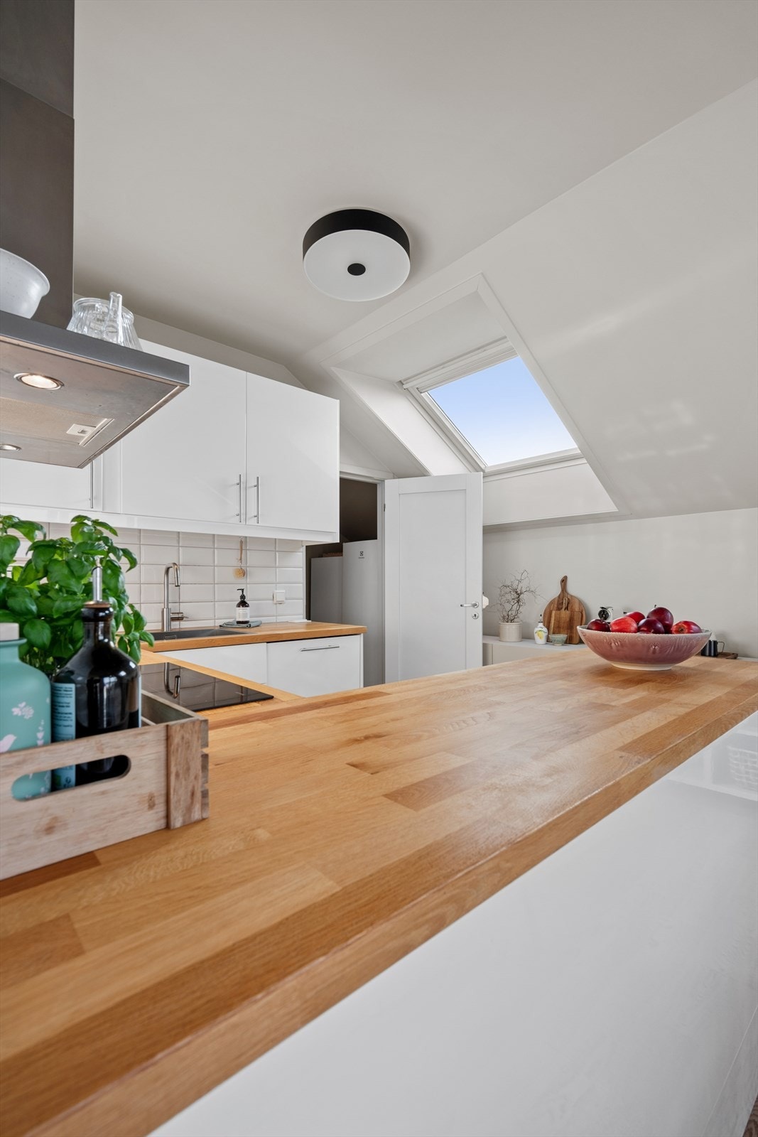 Benkeplaten i laminat gir en slitesterk og funksjonell arbeidsflate. Galleribilde