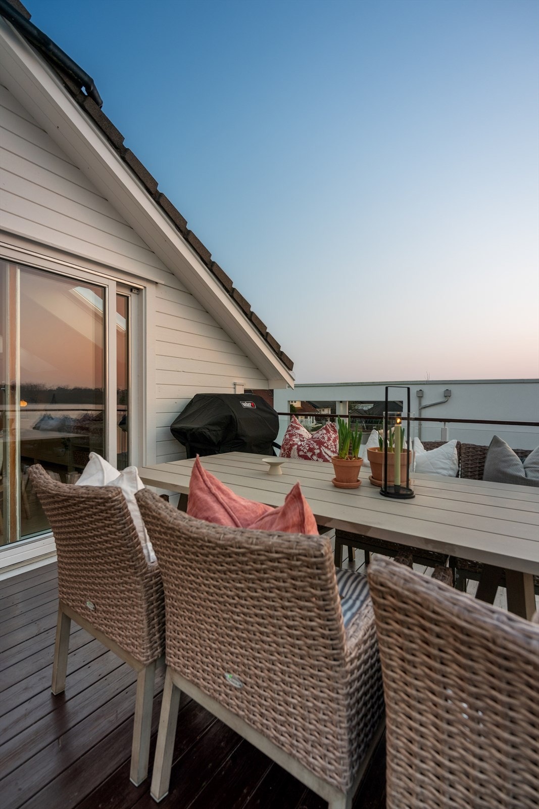 Altanen er utført i trekonstruksjon og har rekkverk i glass for uhindret utsikt. Galleribilde