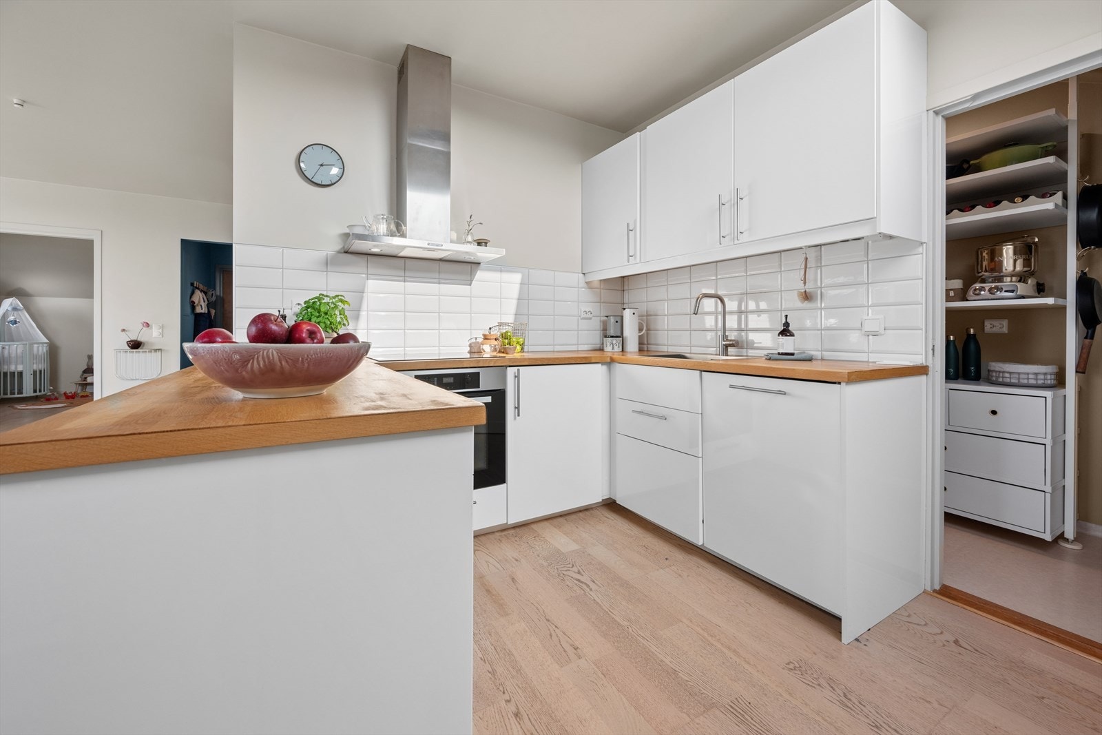 Godt med skap- og benkeplass, samt integrerte hvitevarer som platetopp og stekeovn. Galleribilde