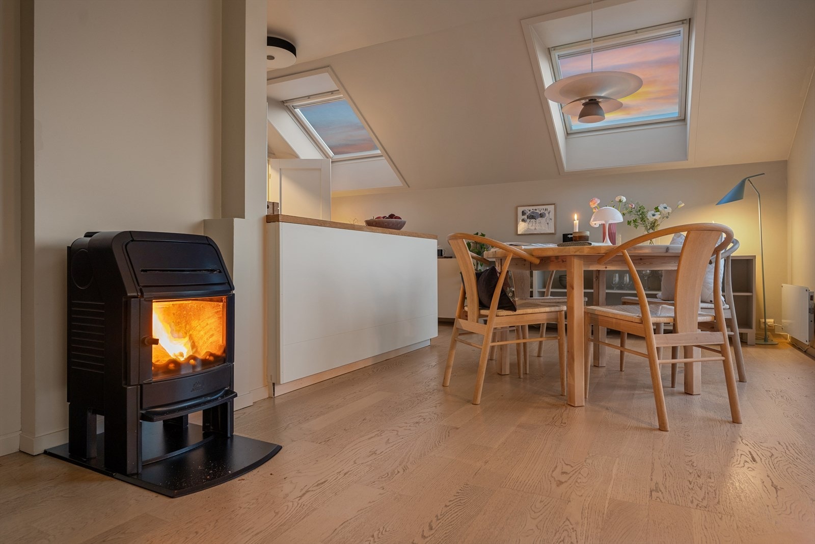 Den gjennomtenkte planløsningen binder sammen stue, spisestue og kjøkken på en funksjonell måte. Galleribilde