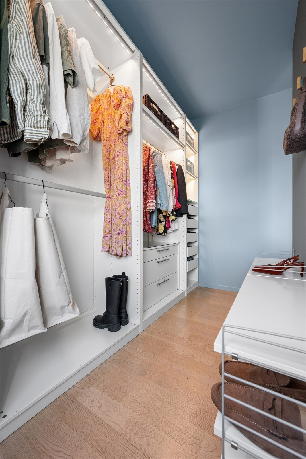 Garderobeløsningen er innredet for effektiv og oversiktlig oppbevaring. Galleribilde