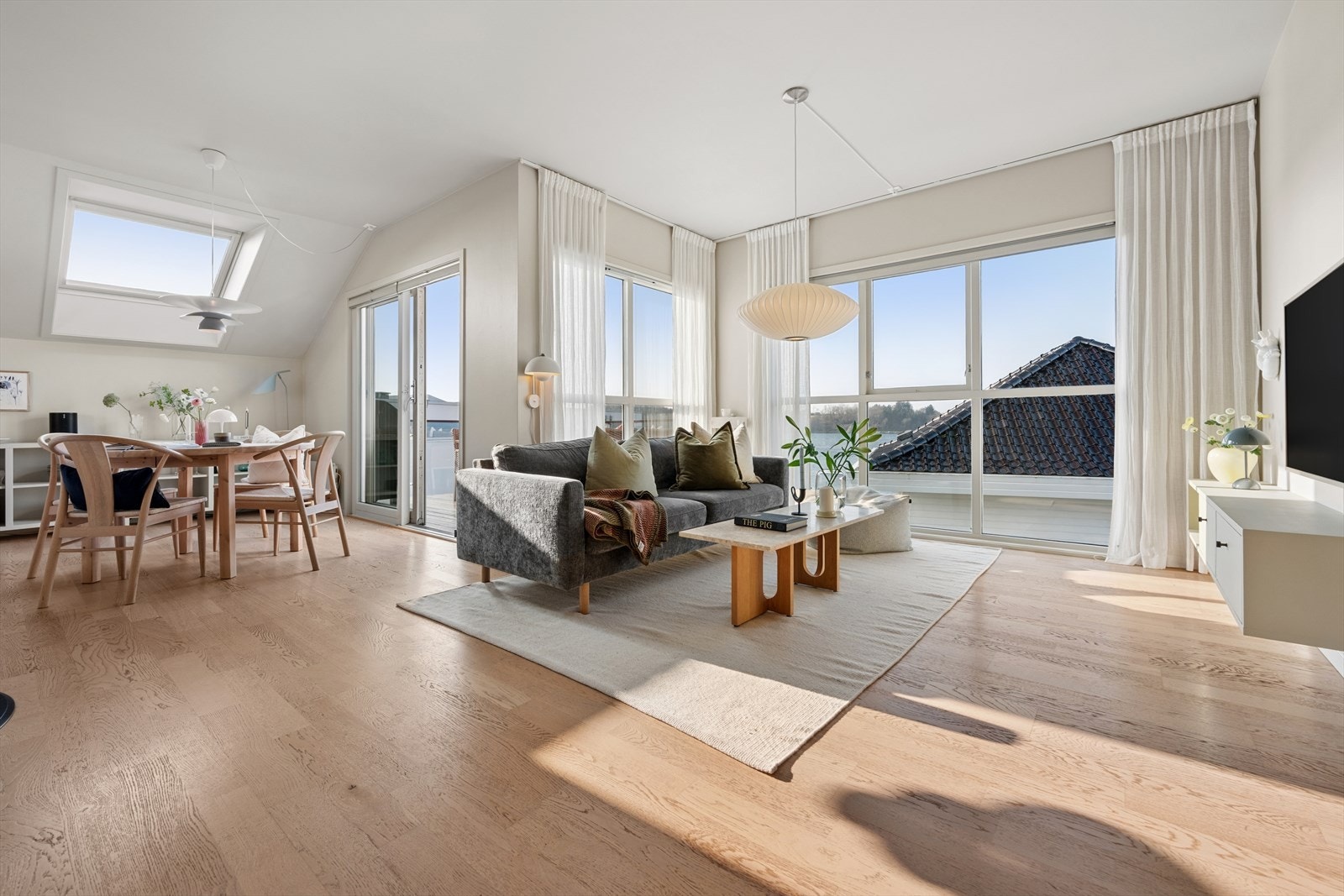 Leiligheten har en åpen og sosial løsning mellom stue og kjøkken, med gjennomgående parkettgulv. Galleribilde