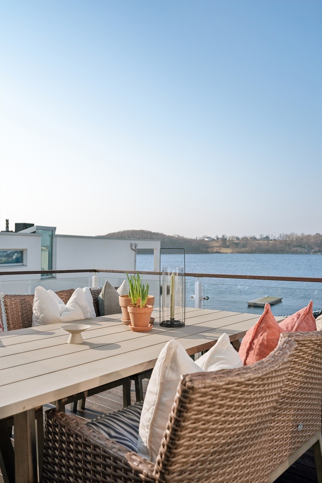 Her kan du nyte en åpen utsikt over nærområdet og fjorden. Galleribilde