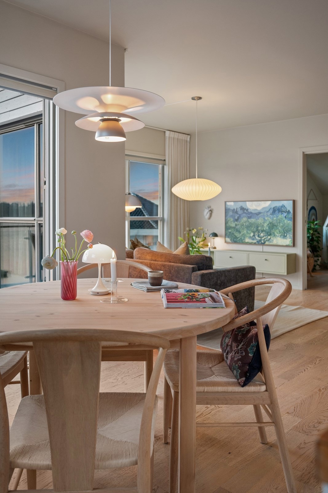 Fra spiseplassen har du god oversikt over stuen, noe som understreker den sosiale planløsningen. Galleribilde