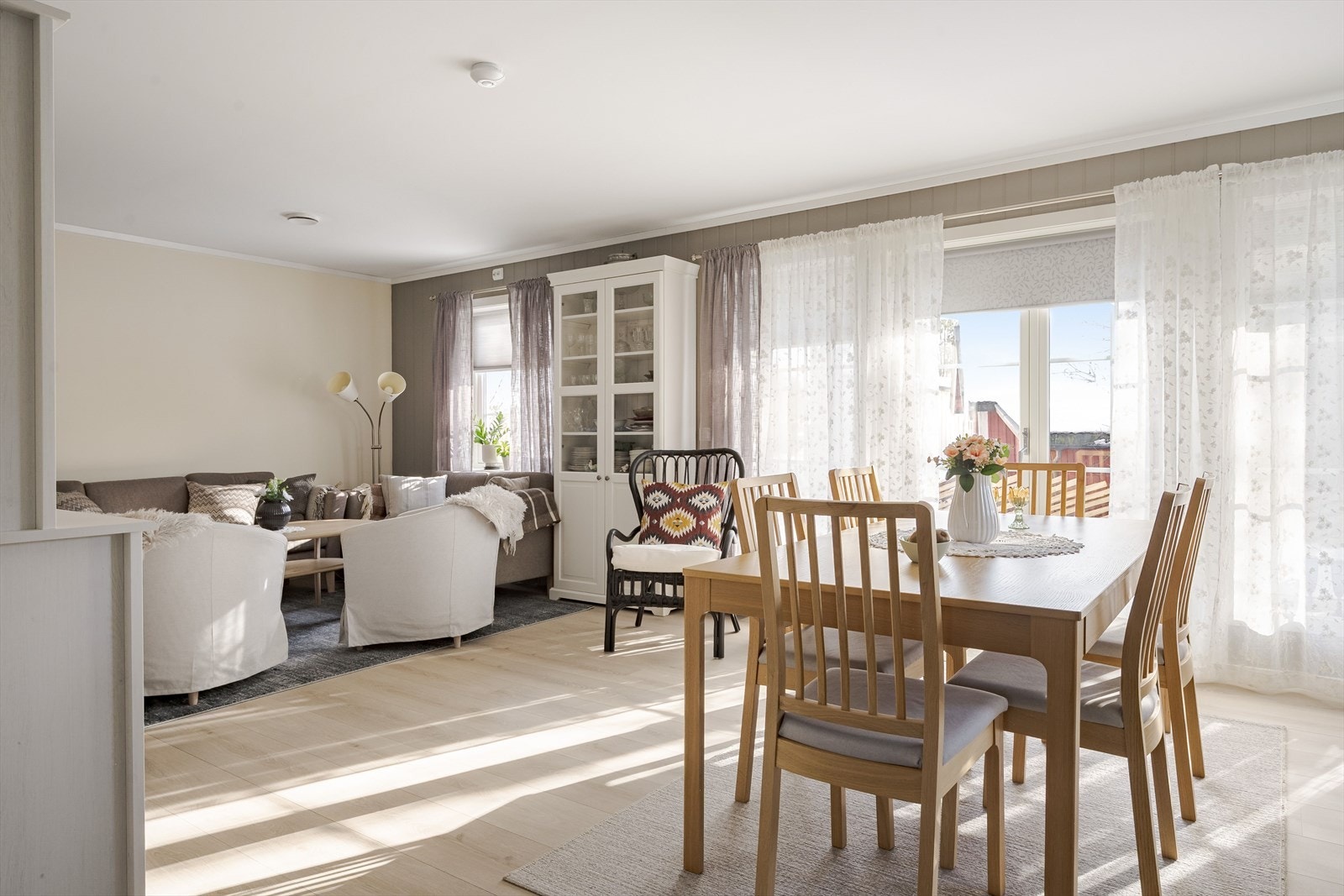 Stuen har god og moderne standard fra 2024 med pen enstavs laminat på gulv, vannbåren gulvvarme, skjult elektrisk anlegg og panelplater malt i fine varme farger på veggene. Galleribilde