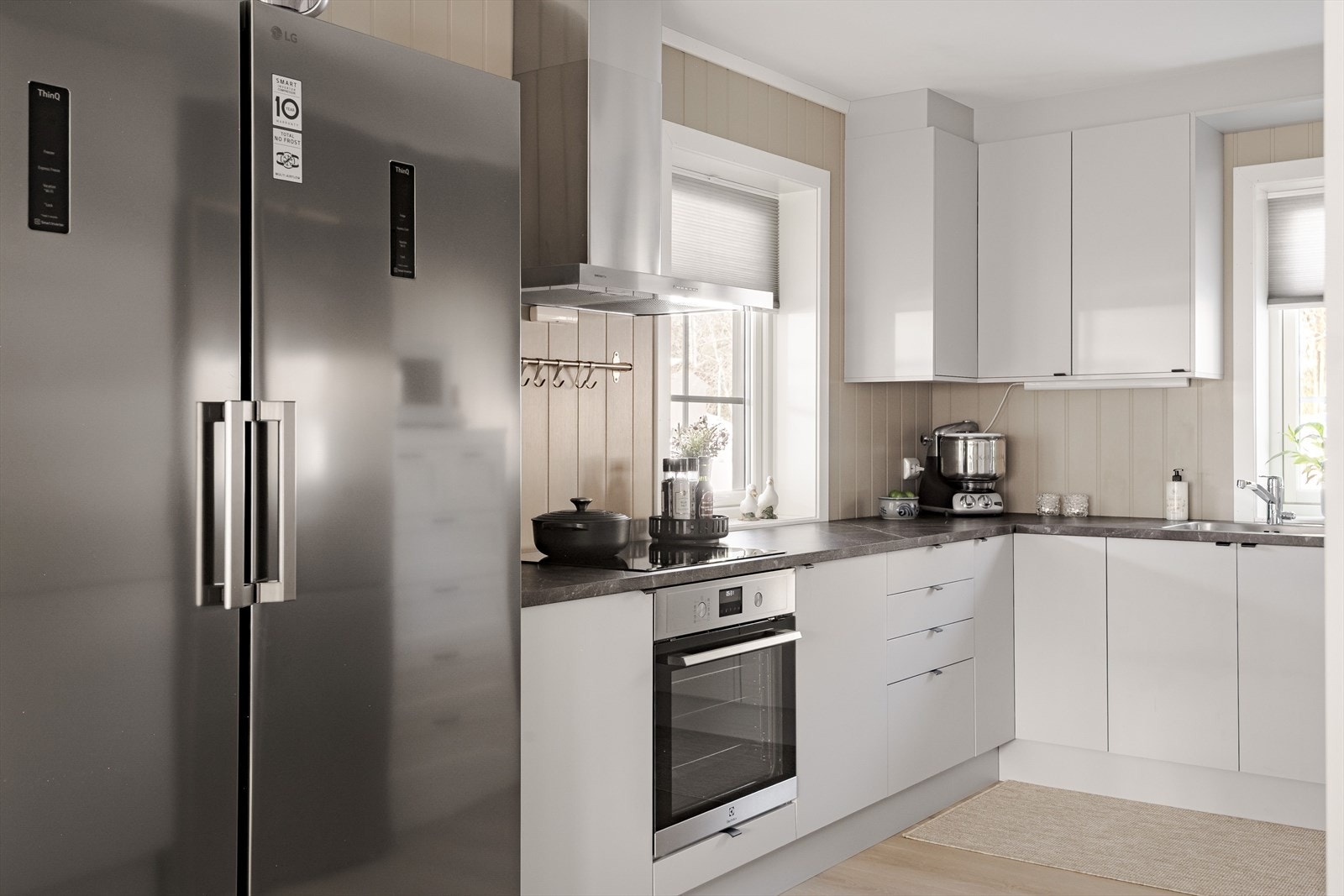 Kjøkkenet er utstyrt med medfølgende integrerte hvitevarer som nedfelt platetopp, stekeovn og oppvaskmaskin. Over platetoppen er det komfyrvakt og vegghengt ventilator med avtrekk ut. Galleribilde