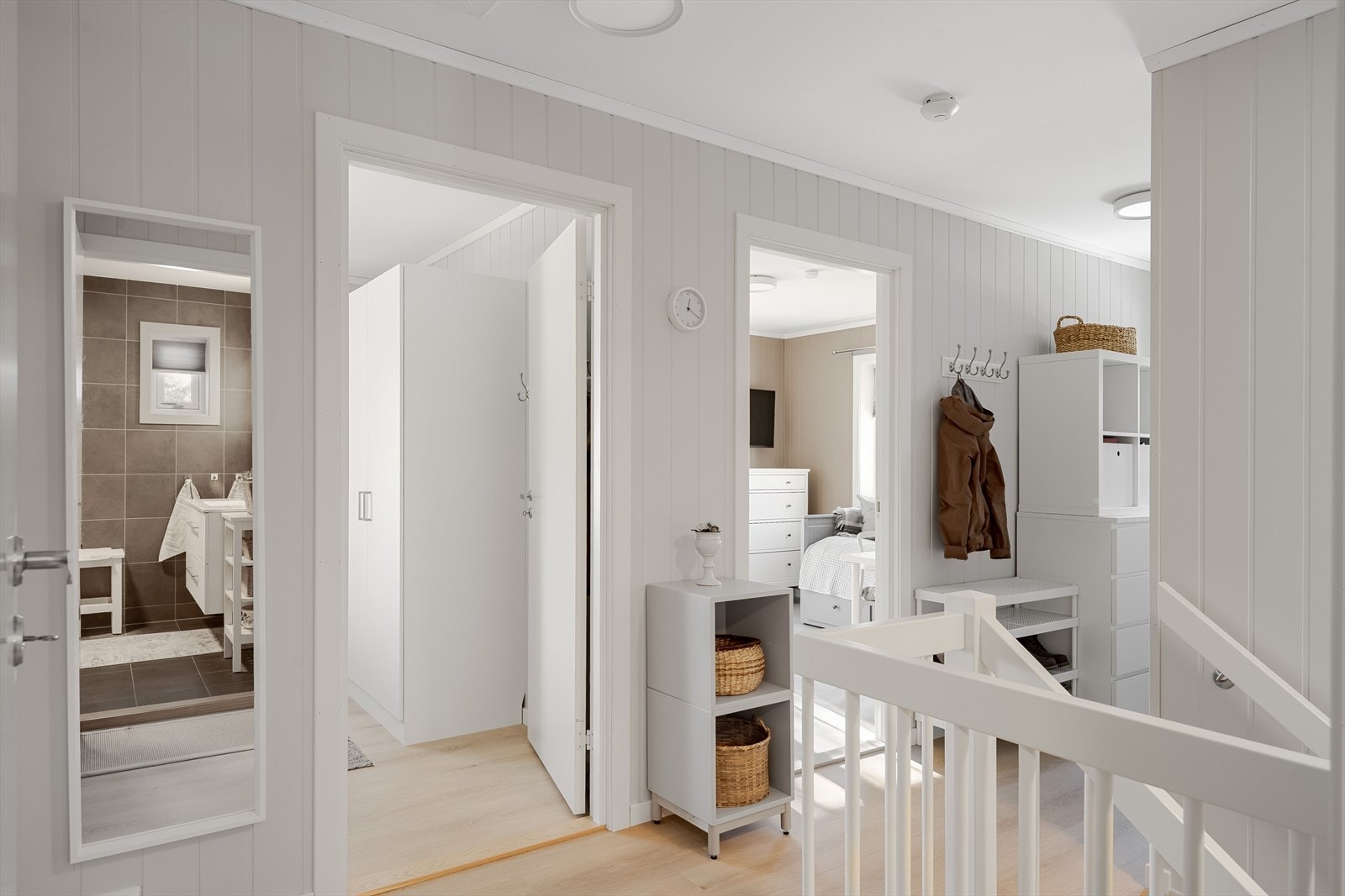 Gang/trapperom i 2. etasje med adkomst til 3 soverom, baderom og bod/teknisk rom. Galleribilde