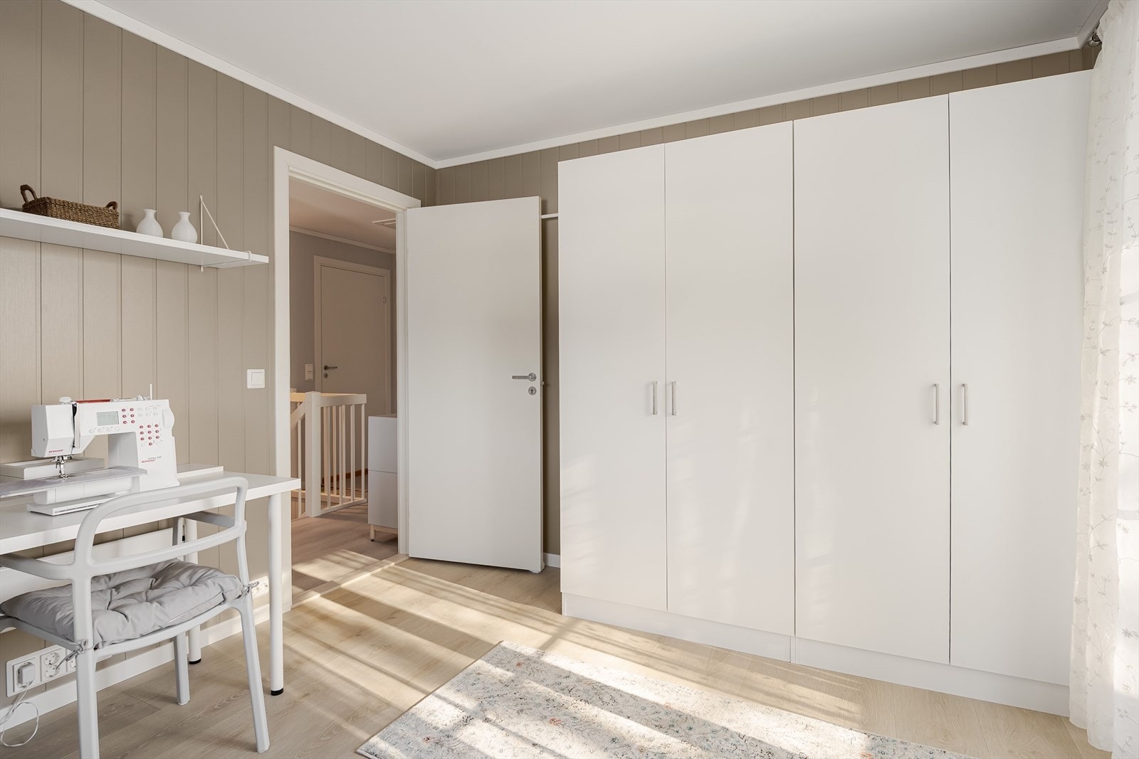 På soverommet er det plass til dobbeltseng om ønskelig, samt god oppbevaringsplass i flere garderobeskap som medfølger i handelen. Galleribilde