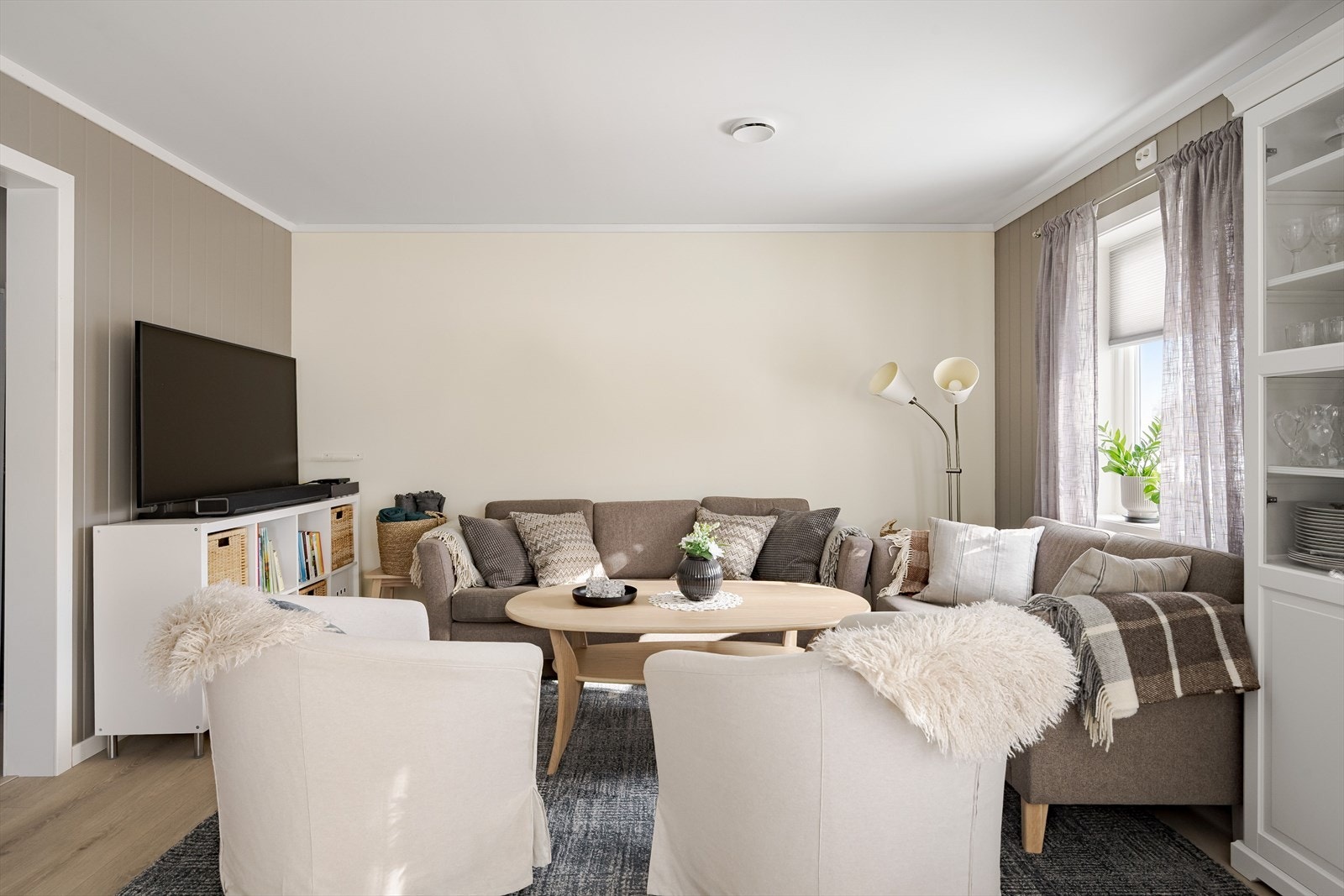 I stuen har du god plass til stor sofagruppe med salongbord og mediemøblement med tv. Galleribilde