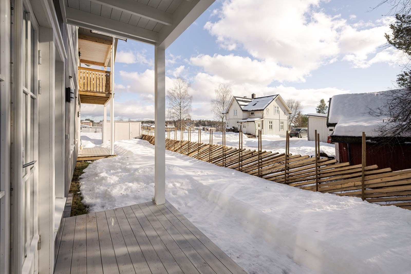 Fra stuen har du utgang til en solrik sydvendt terrasse og hage. Galleribilde