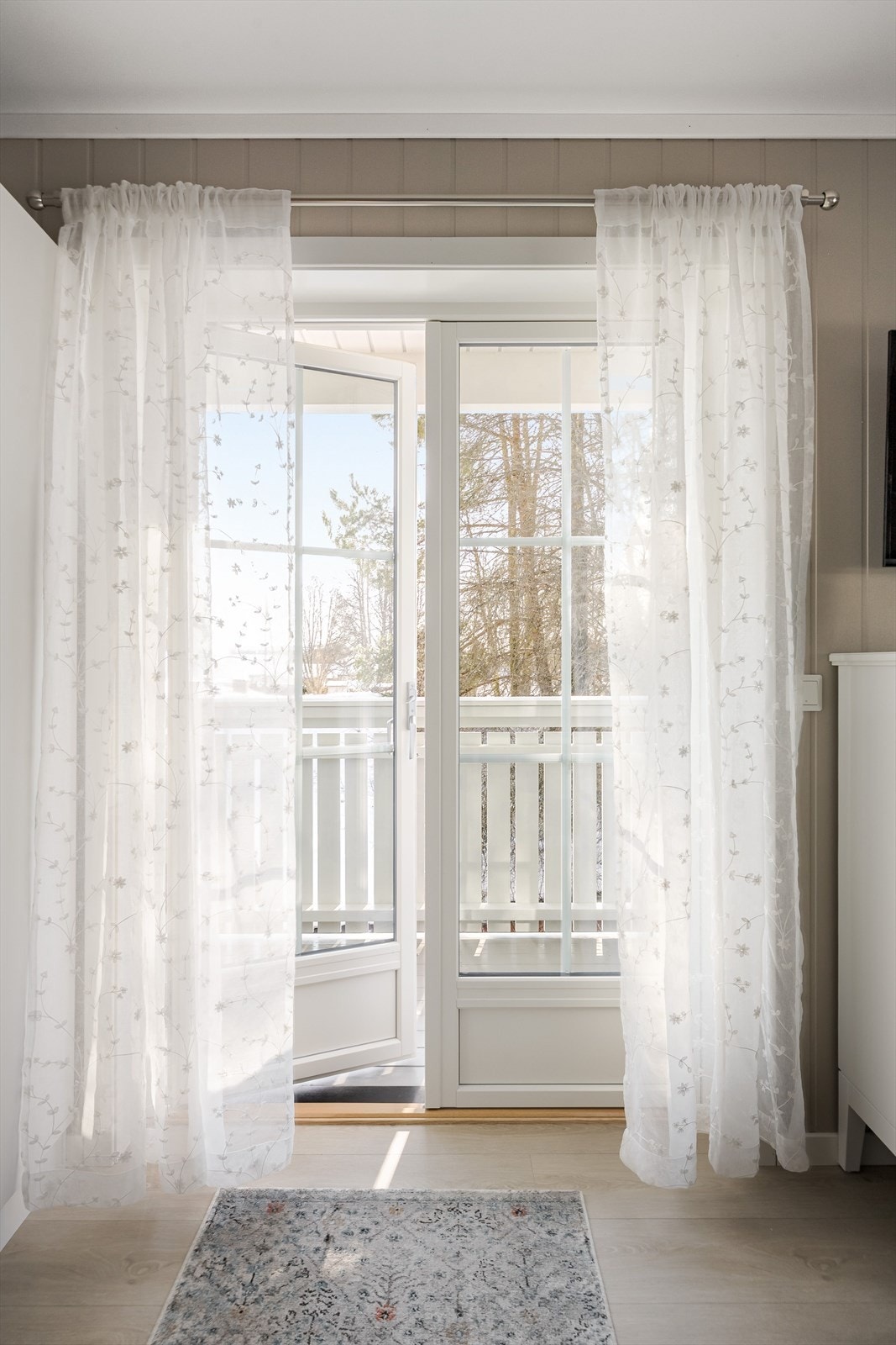 Fra soverommet er det doble dører ut til en solrik sydvendt balkong på ca. 5m². Galleribilde