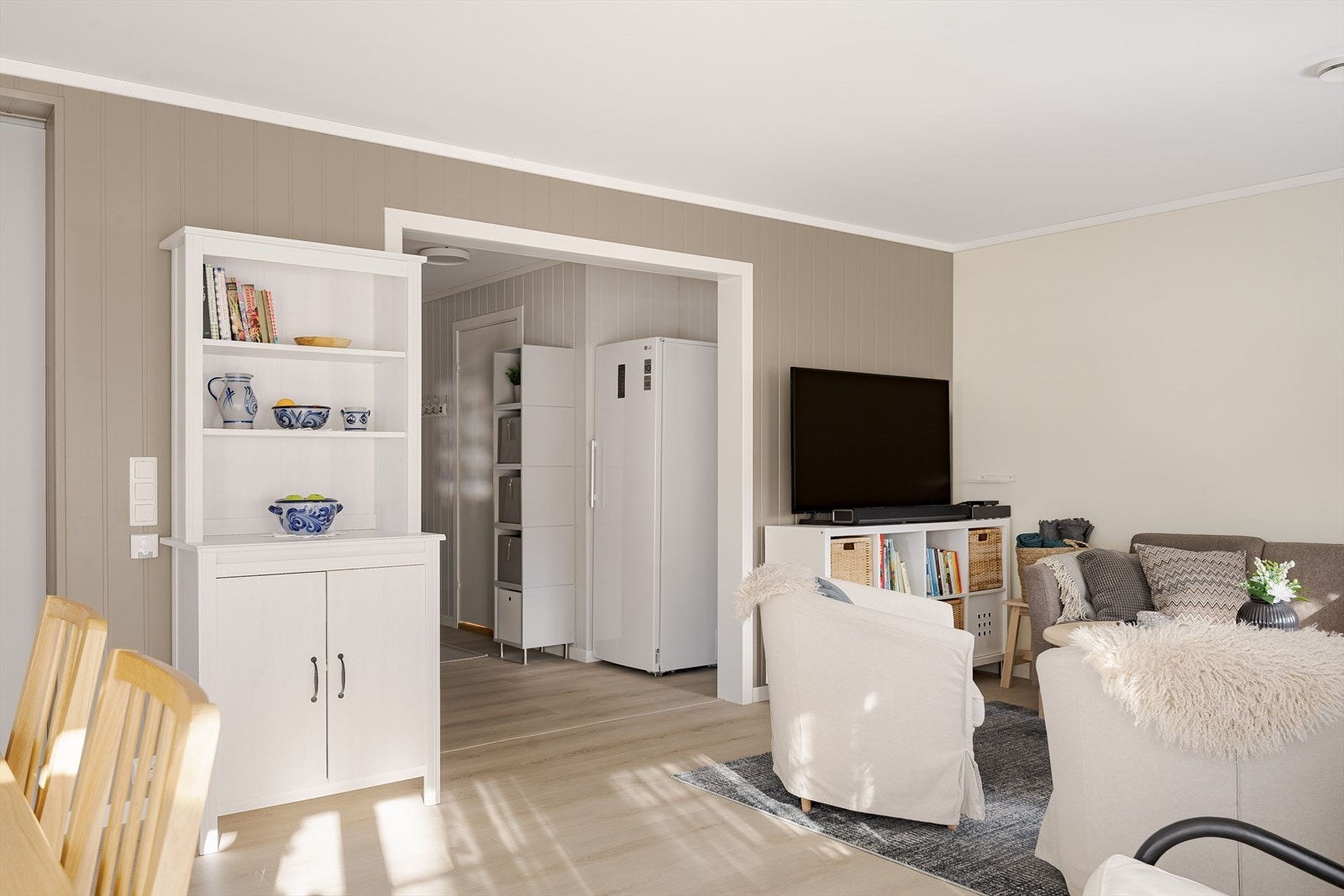 Boligen holdes god og lun på vinterstid med vannbåren gulvvarme i hele 1. etasje, samt baderom i 2. etasje. Galleribilde