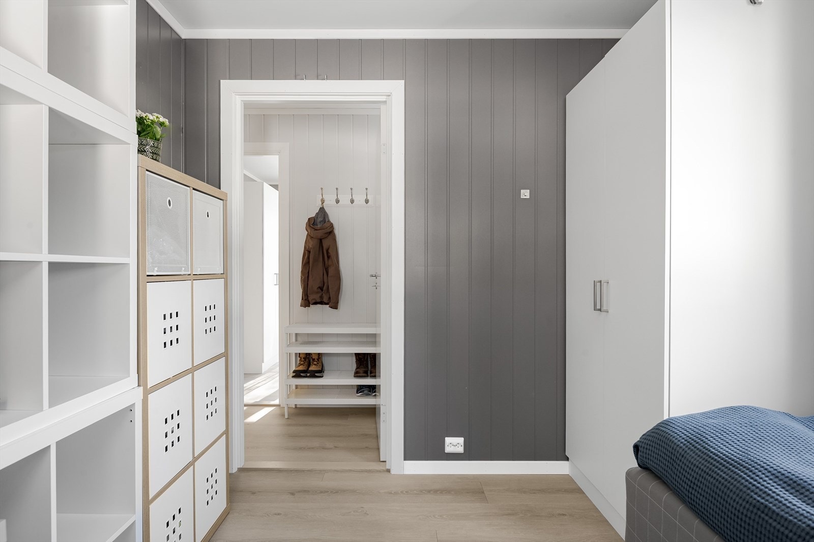 På soverommet er det plass til både seng, kontorpult og oppbevaringsplass i medfølgende garderobeskap. Galleribilde