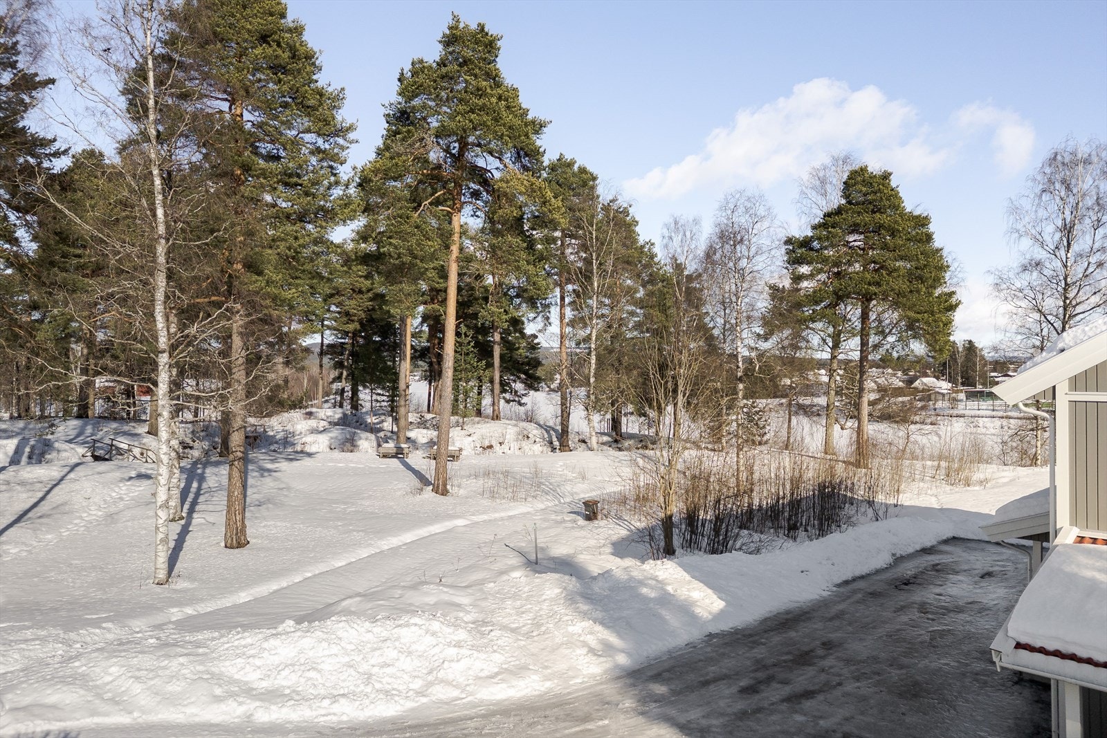 Eiendommen grenser til Grindalsskansen. En fin søndagstur er populære museumsrunden, som går rundt Glomdalsmuseet og Skogmuseet. Galleribilde