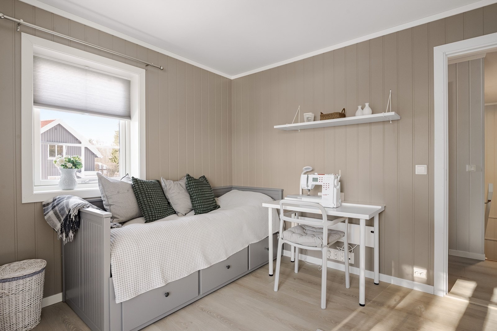 Soverom 2 har god standard fra 2024 med pen enstavs laminat på gulv, skjult elektrisk anlegg og panelplater på veggene malt i en fin varm farge. Galleribilde