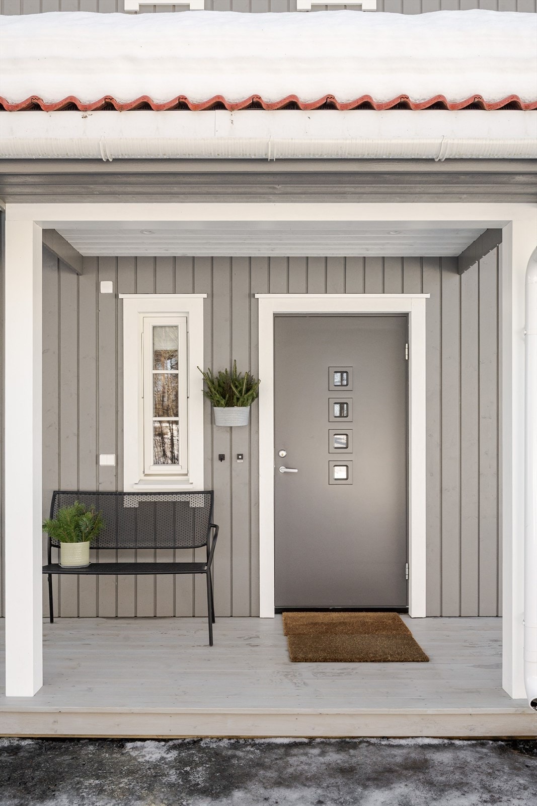 Du ønskes velkommen inn via et hyggelig overbygget inngangsparti med en terrasseplatting. Galleribilde