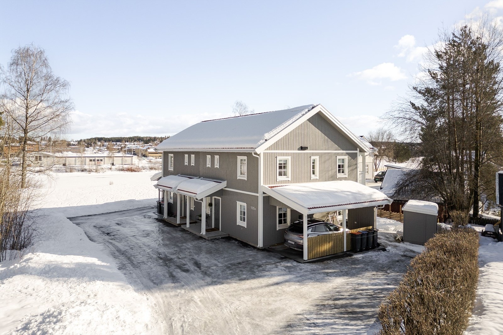 En lys og pen del av tomannsbolig fra 2024 i et veletablert og sentralt boligområde på Vestad, ca. 1 km fra Elverum sentrum. Galleribilde