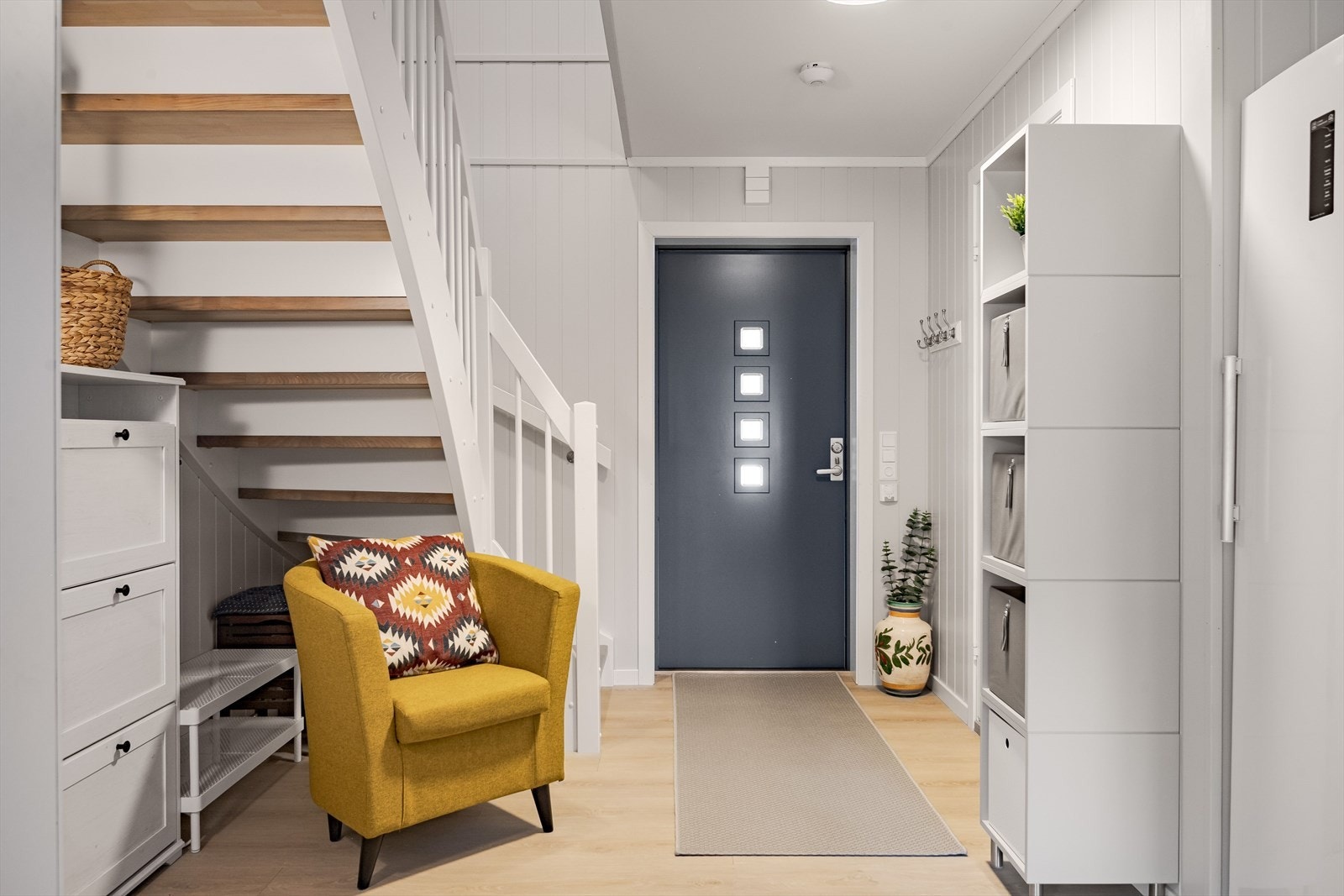 Når du entrer boligen, kommer du inn i en lys og praktisk entré. Galleribilde