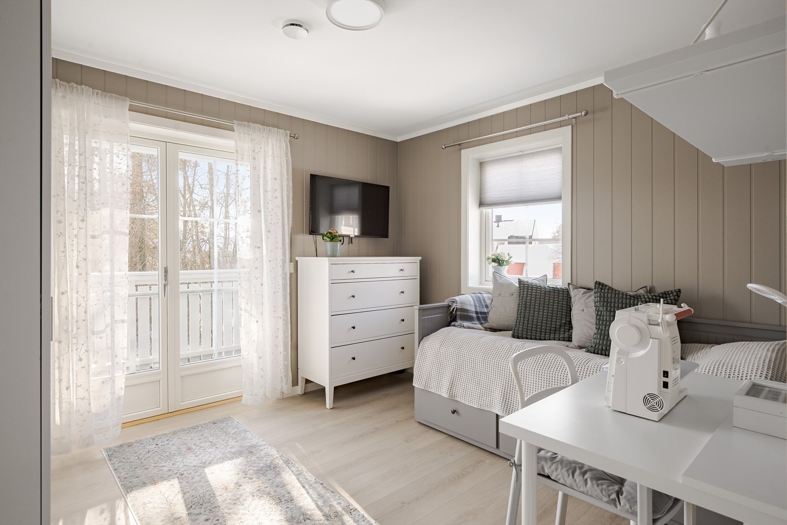 Soverom 2 er det lyst og innbydende rom med utgang til balkong. Galleribilde