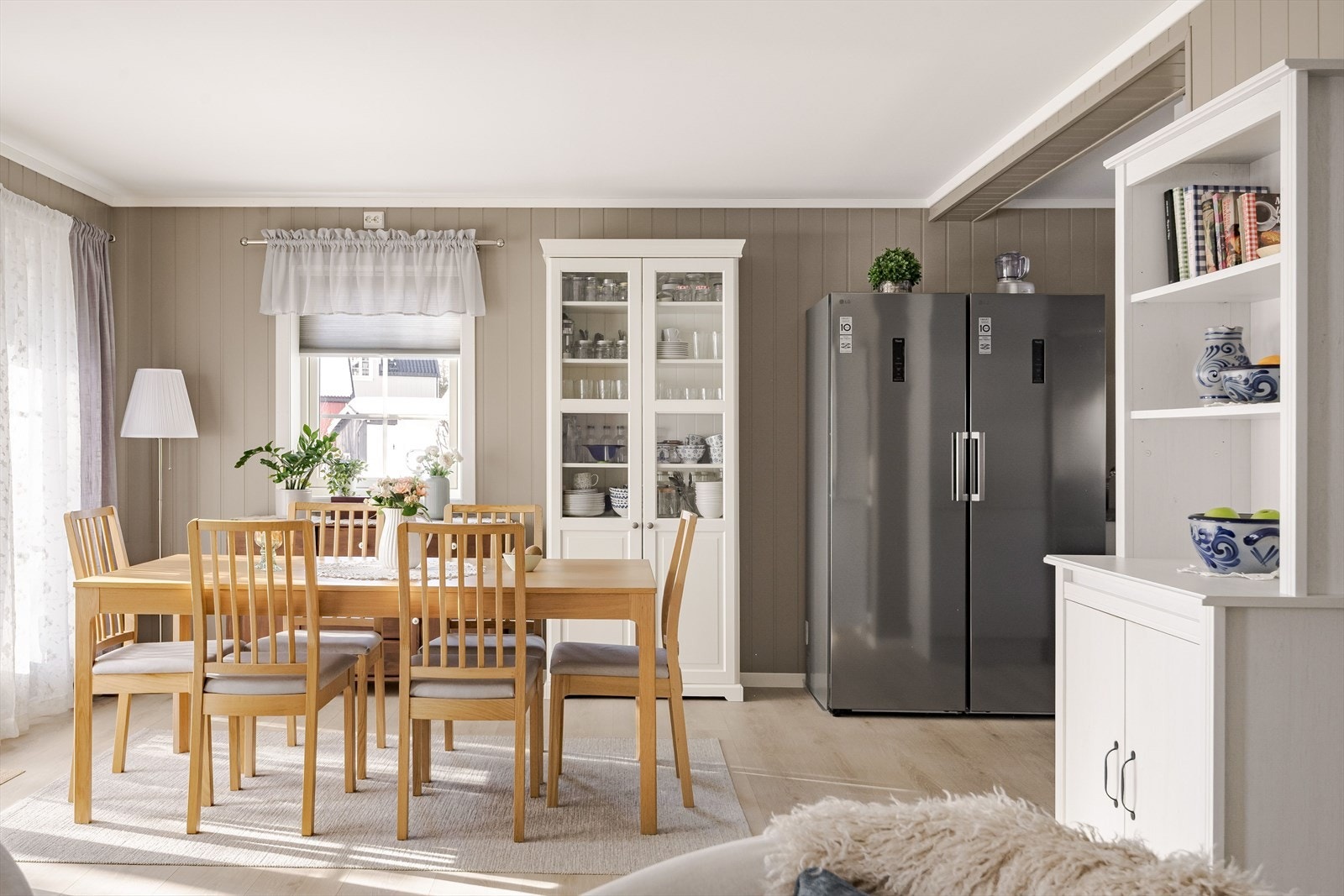 Spisegruppen finner sin naturlige plass i rommet, i tilknytning til kjøkkenet. Galleribilde