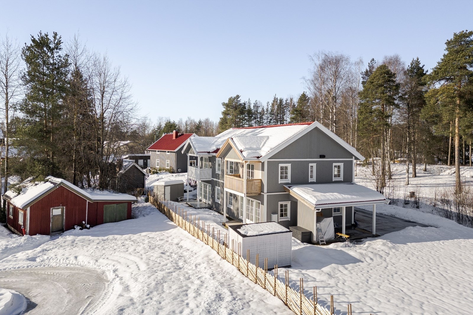Glomma renner forbi langs eiendommen og byr på fine friområder. For deg som er glad i trening finnes det milevis med oppkjørte skiløyper innover i Grundsetmarka. Her er det også fine stier som kan benyttes i sommerhalvåret til fots eller med sykkel. Galleribilde