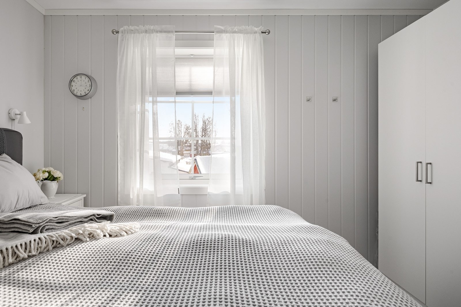 På soverommet er det god oppbevaringsplass i flere garderobeskap som medfølger i handelen. Galleribilde