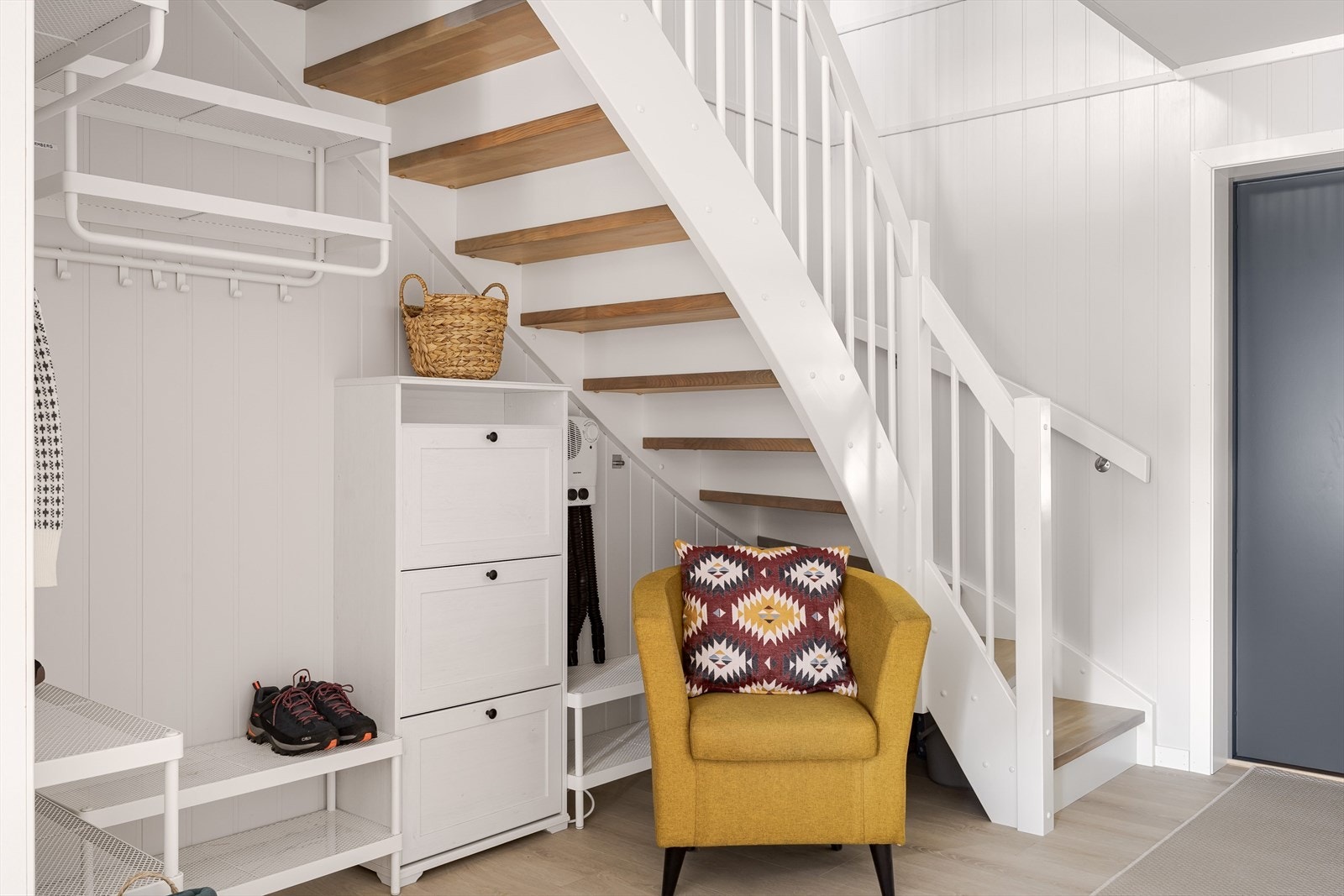 I entréen har du god plass til sko og oppheng av yttertøy under trappen. Galleribilde