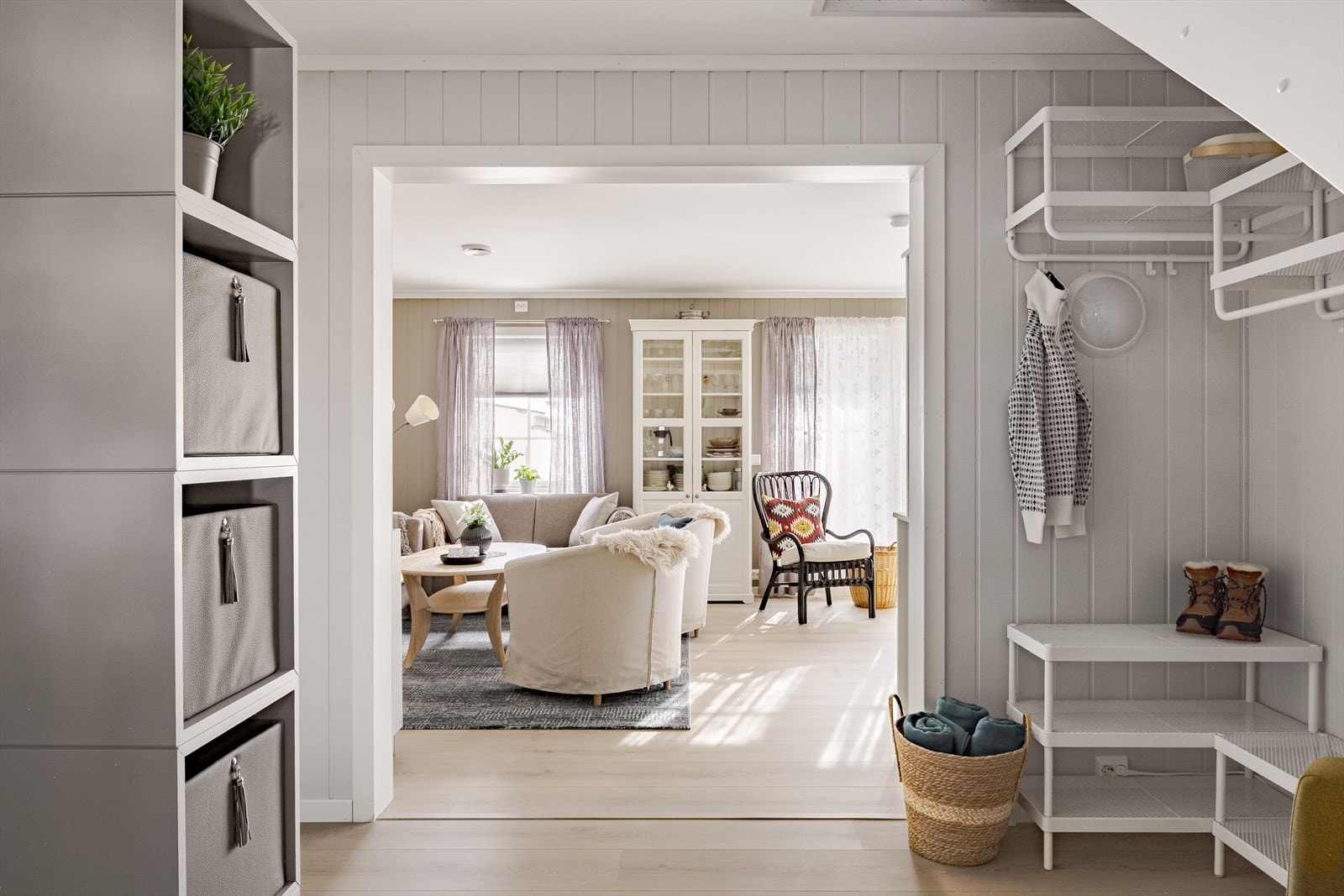 Du får umiddelbart et positivt inntrykk av den lyse og pene boligen med sin gode standard fra 2024. Galleribilde