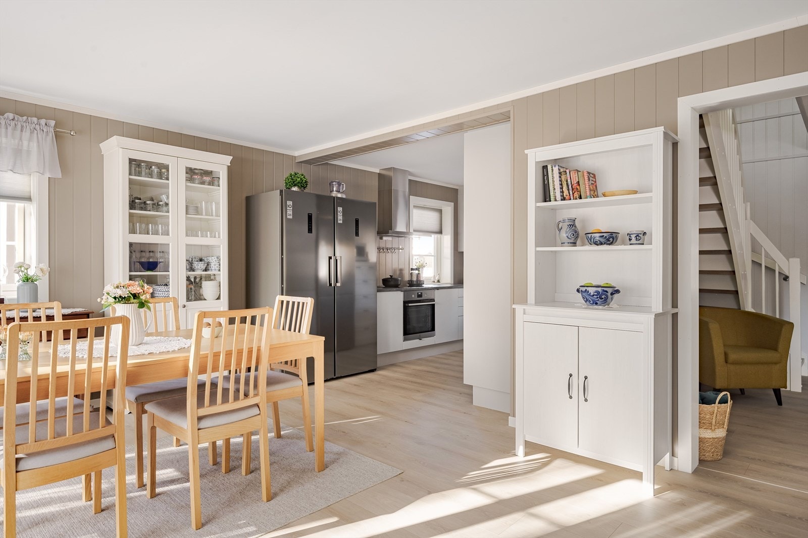 Kjøkkenet ligger i en fin delvis åpen løsning med stuen, naturlig tilbaketrukket, men likevel åpent og sosialt. Galleribilde