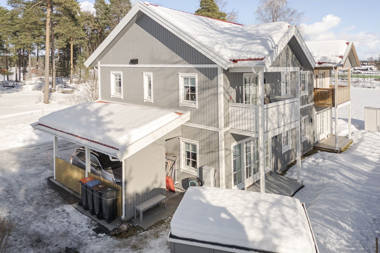 Boligen har inntilbygget carport med elbil-lader. Eiendommen er også bebygd med en utvendig bod på ca. 5m². Galleribilde