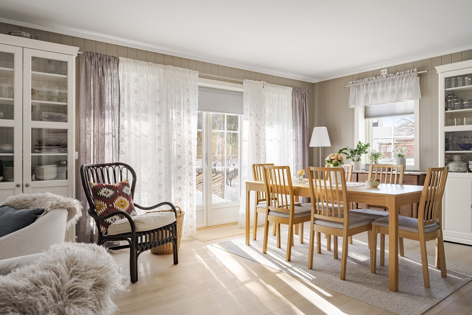 Stuen har flere store vinduer mot to ulike himmelretninger, som sørger for rikelig med naturlig lys. Galleribilde