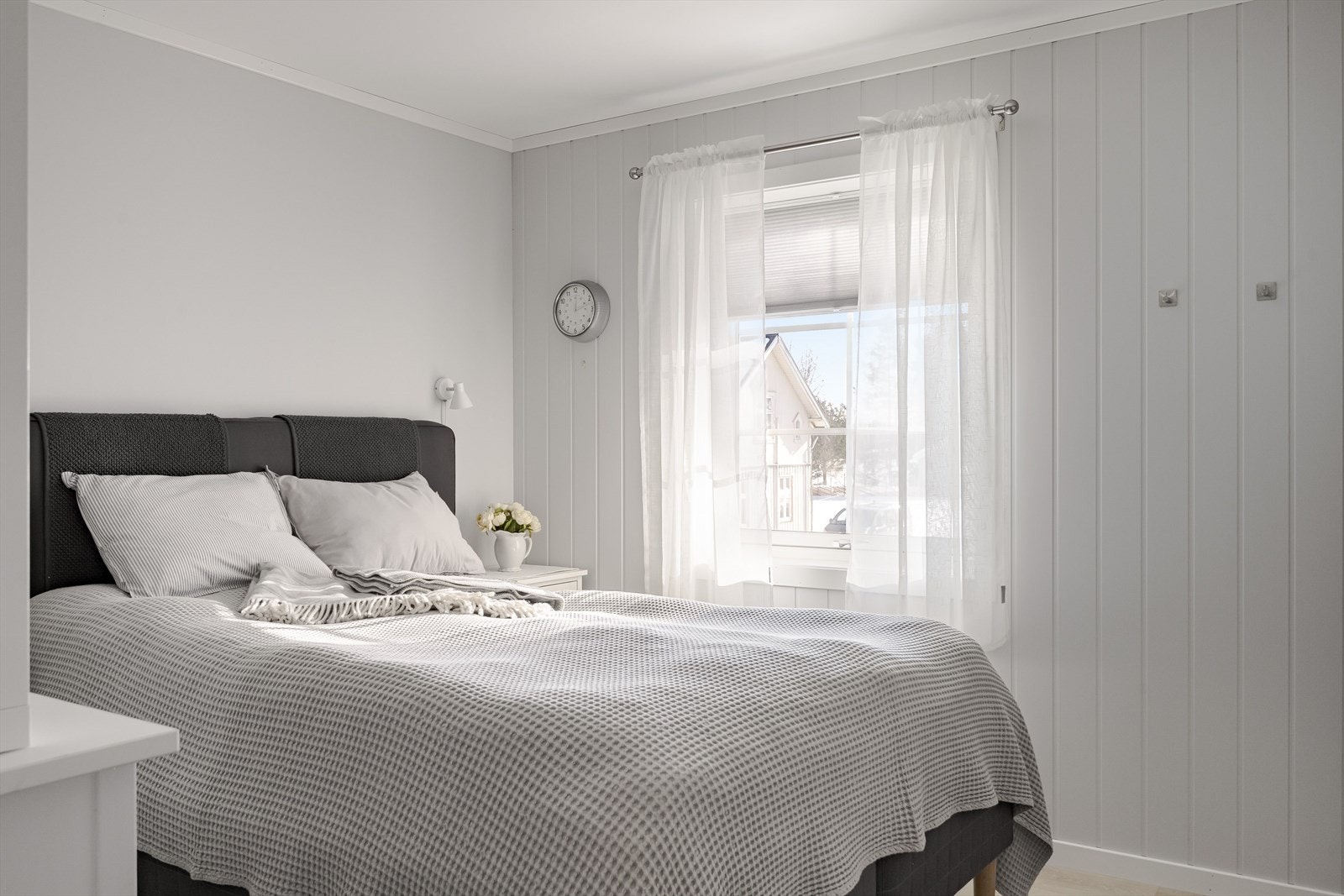 Soverom 1 er et lyst og fint rom som i dag er innredet som et hovedsoverom. Galleribilde