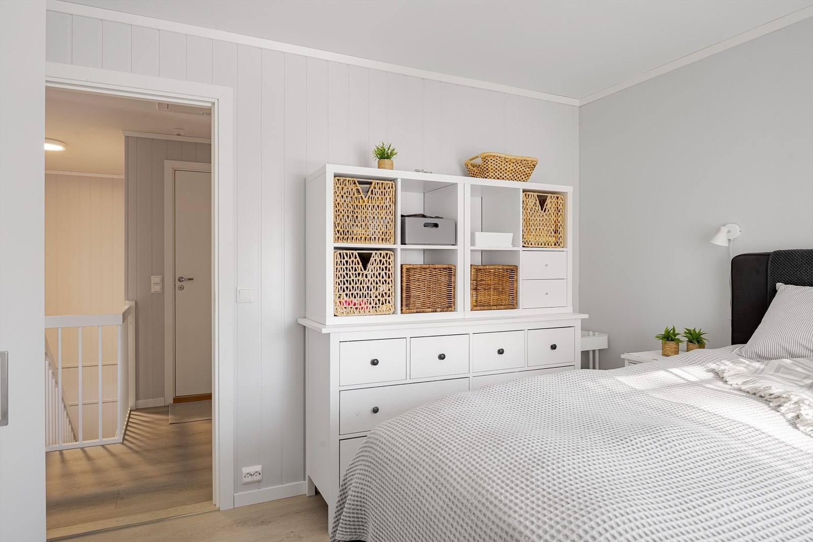 Det er også plass til dobbeltseng med tilhørende nattbord, samt en kontorpult eller kommoder. Galleribilde