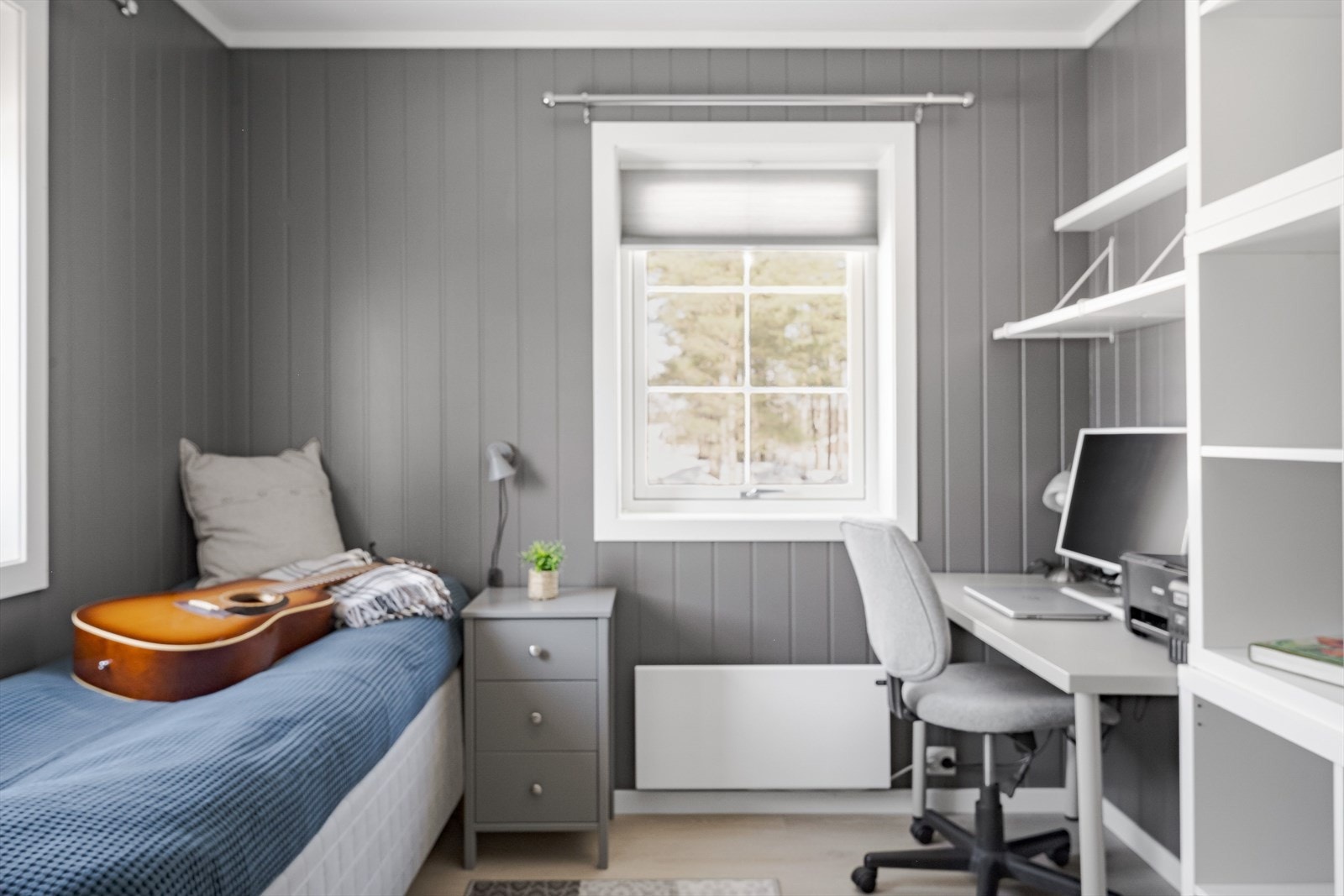 Soverommet har vinduer mot to ulike himmelretninger som sørger for rikelig med naturlig lys. Alle vinduene i boligen har 3-lags isolerglass, brede vinduskarmer og innvendig solskjerming fra 2025. Galleribilde