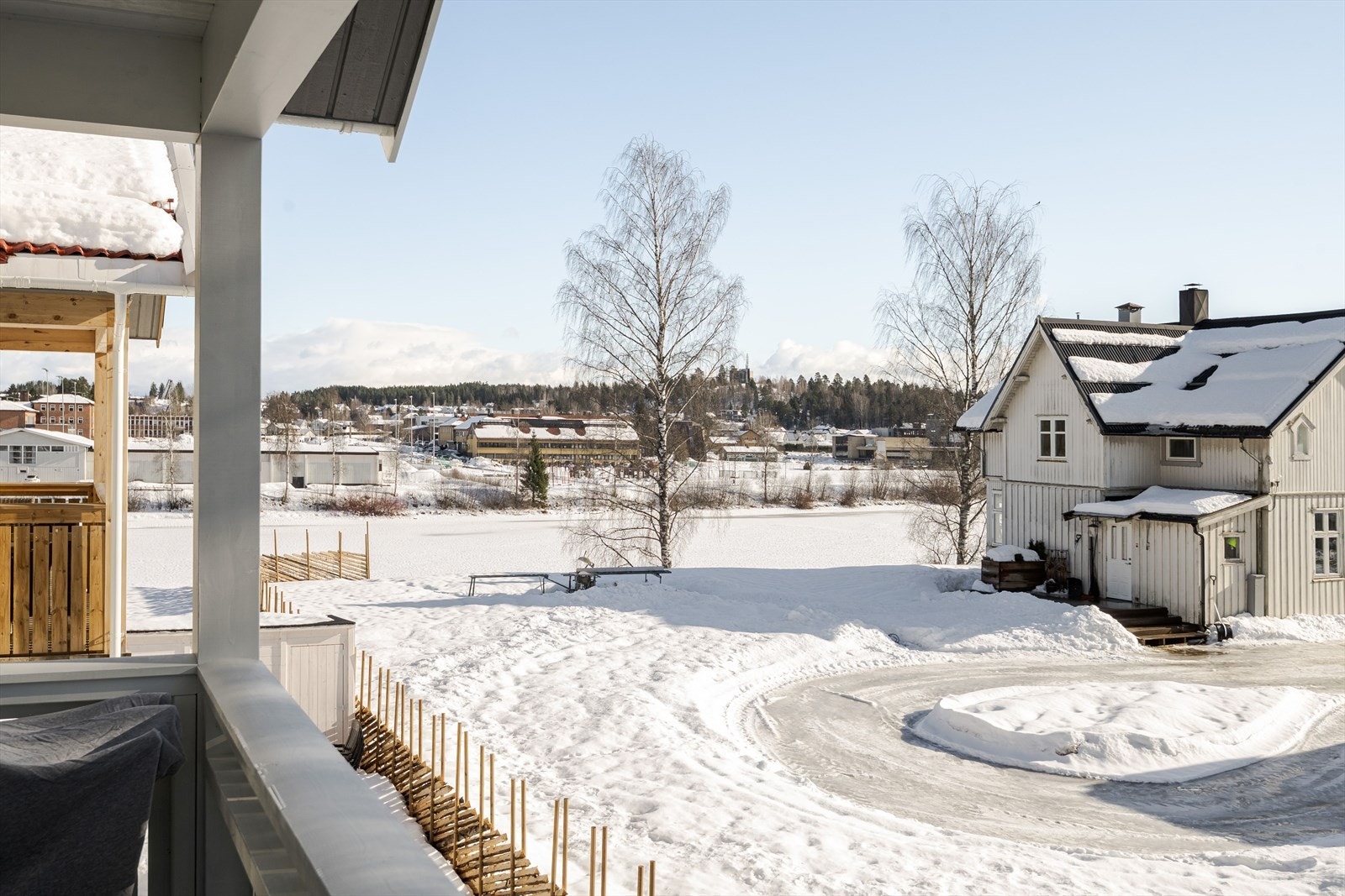 Balkongen er overbygget, har gode solforhold og nydelig utsikt mot Glomma! Galleribilde