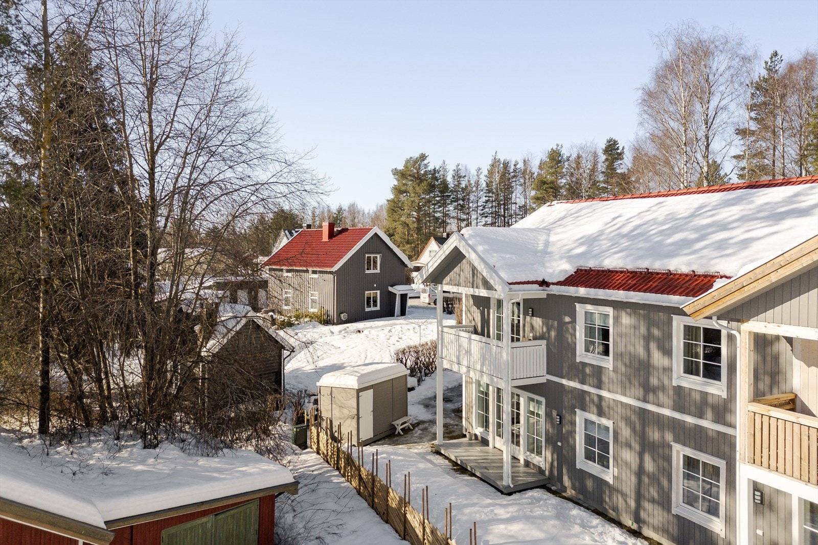Boligen ligger i et veletablert og sentralt boligområde på Vestad, ca. 1 km fra Elverum sentrum. Her bor du med kort gangvei til Vestad barneskole, barnehager, samt dagligvarebutikk med post og Leiret. Galleribilde