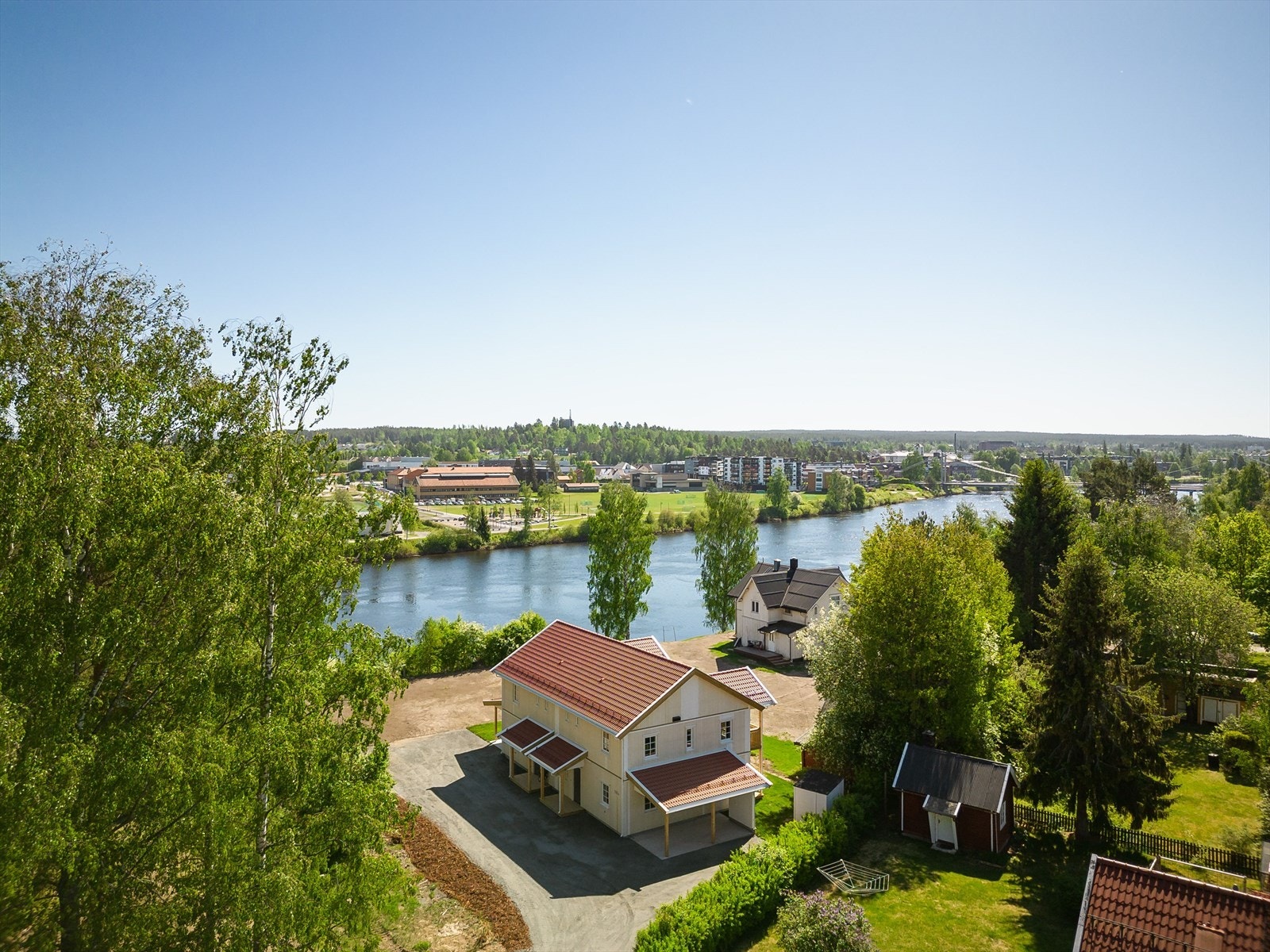 Tomten grenser mot Grindalsskansen og til Glomma som renner forbi langs eiendommen og byr på fine friområder. (arkivbilde) Galleribilde