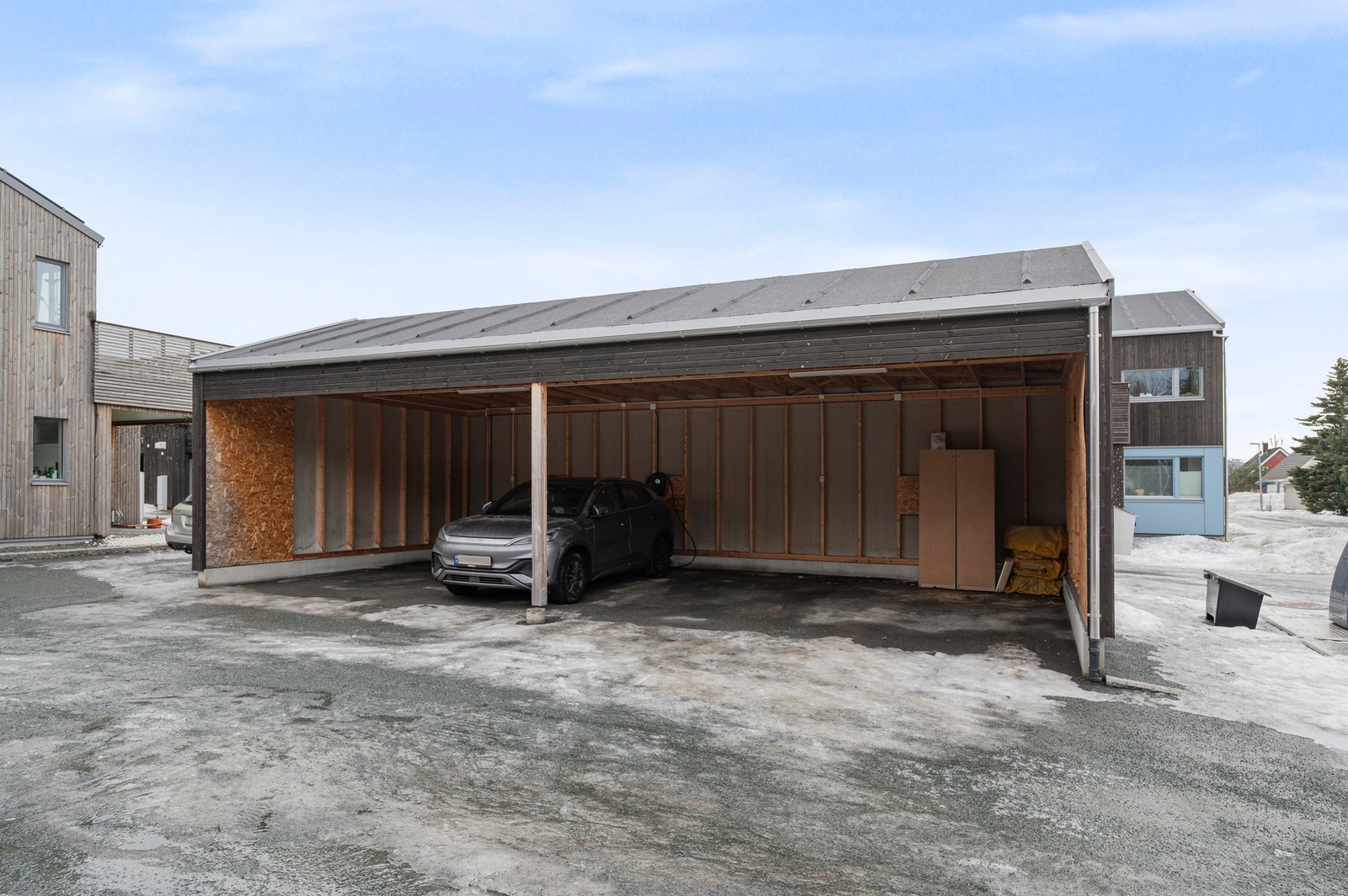 Parkering i carport. Galleribilde