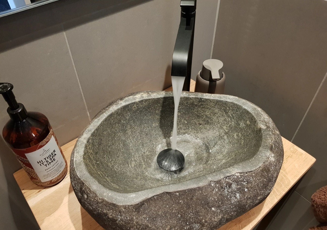Vasken på badet er i massiv granitt. Galleribilde