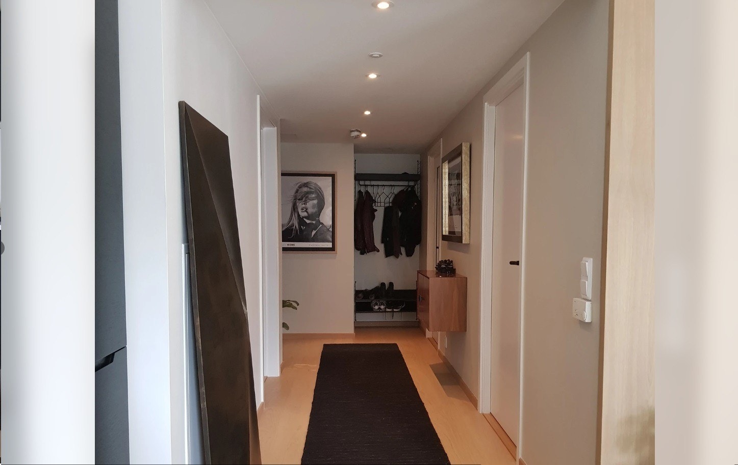 Entreen. Her kan sko- og hattehylle følge med, hengere og veggskapet til høyre. Gangen er bred med en luftig følelse. Galleribilde