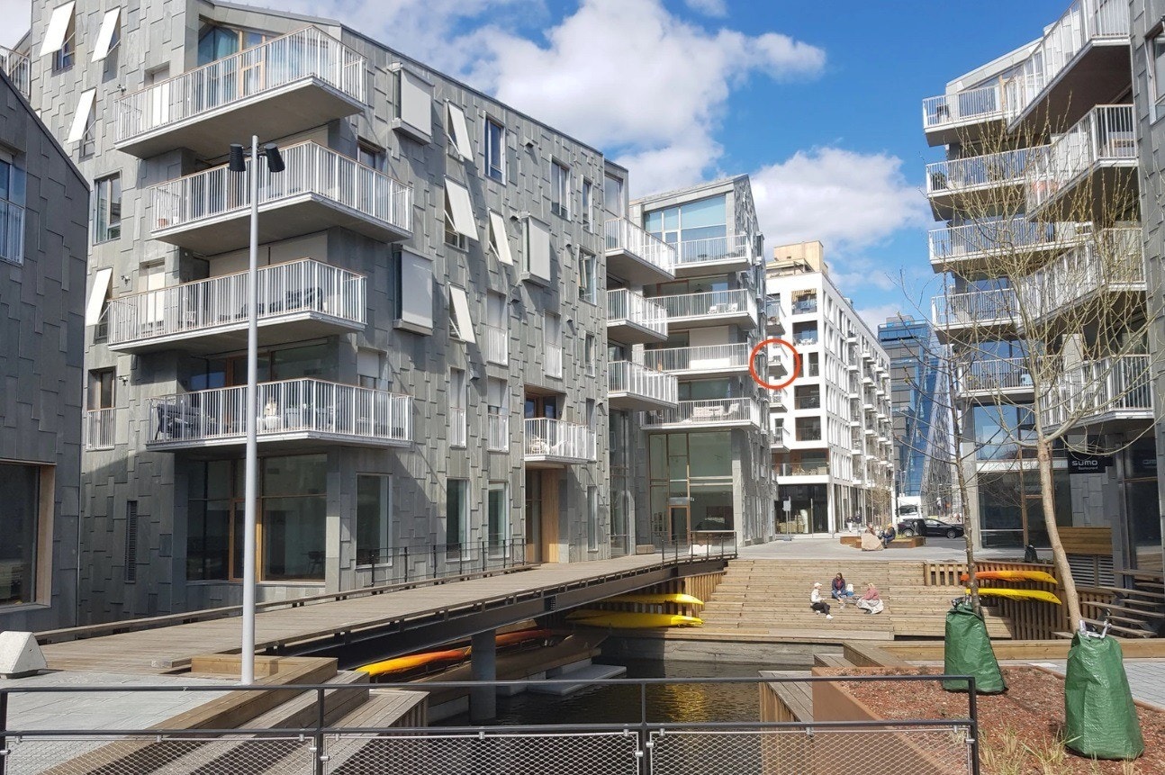Leiligheten ligger i 4 etg. i en bred passasje mot vannet som slipper inn mye lys. Bildet har en rød ring der leiligheten er plassert. Galleribilde
