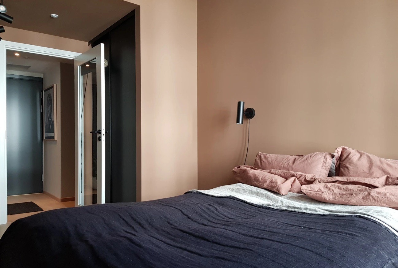 Hovedsoverommet er romslig, med god plass til to enkeltsenger dersom det skulle være interessant. Det er også to integrerte skyvedørsgarderober på hver side i inngangen til rommet. Masse skapplass.
MERK: Møblene følger ikke med Galleribilde