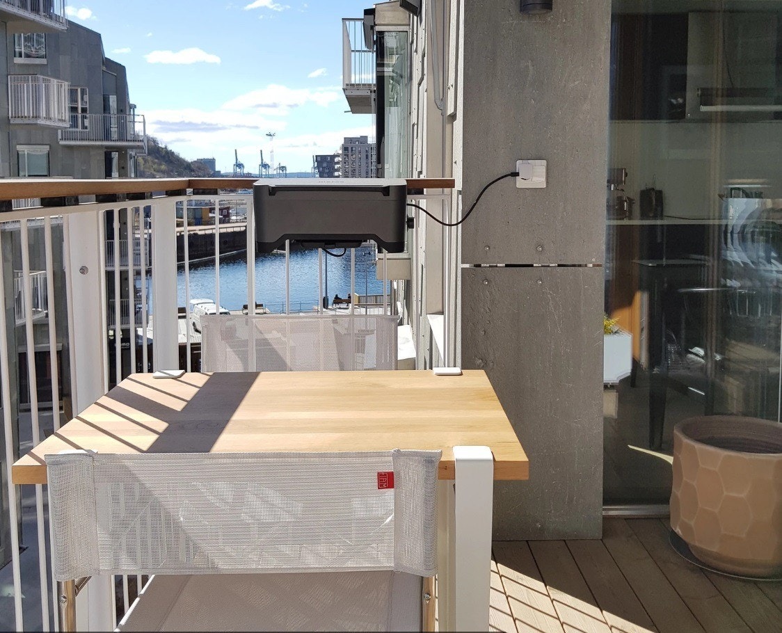Her er utsikten fra verandaen en sommerdag. Det er god plass til et lite bord og noen stoler, eller andre utemøbler. Den er på 8,5 kvm.
MERK: Møblene følger ikke med Galleribilde