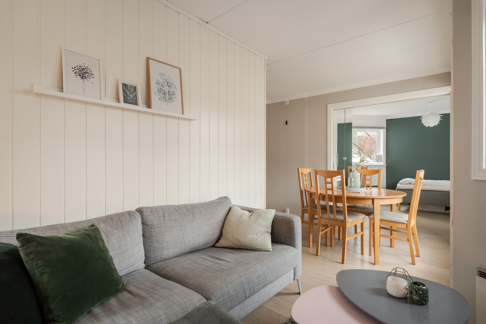 I stuen har man en tv-krok og plass til spisestue. Galleribilde