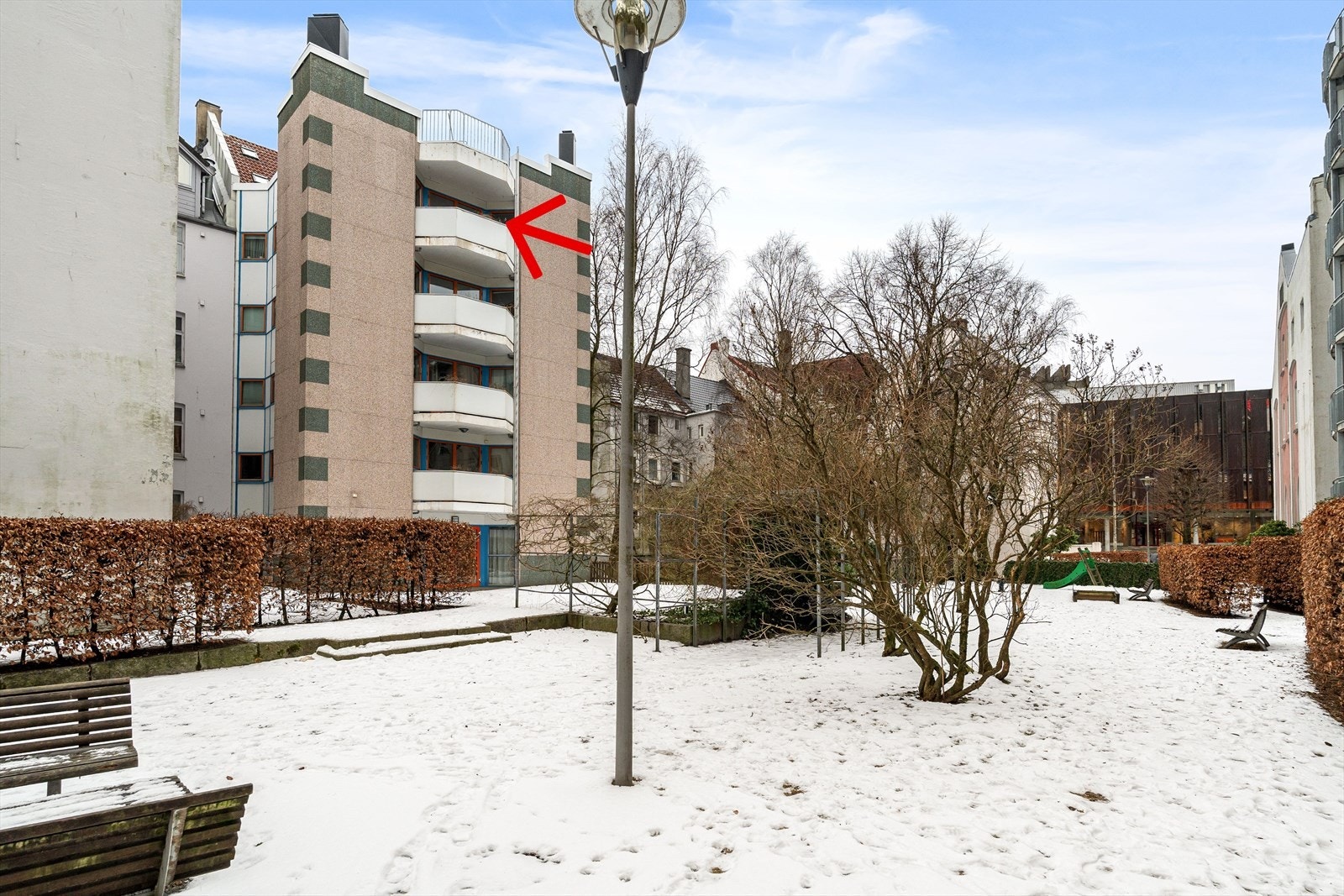 Fra bygget er det utgang til felles bakhage med plen, benker og lekeplass. Galleribilde