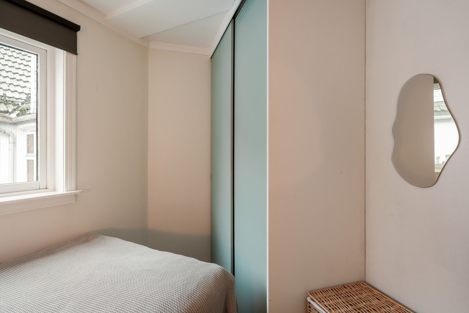 Soverom 2 | Skyvedørsgarderobe på soverommet Galleribilde