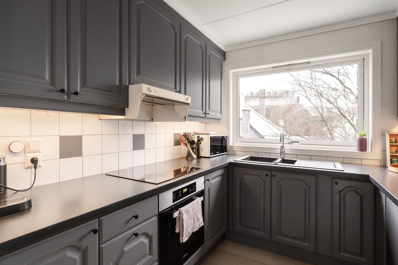 Gode lysforhold på kjøkkenet | Overskap til tak Galleribilde