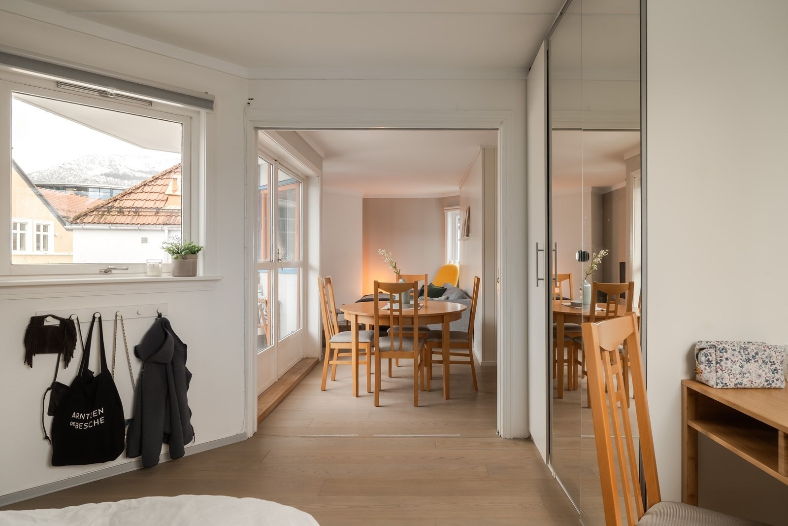 Soverom 1 | Her har man plass til stor seng, garderobe og skrivepult Galleribilde